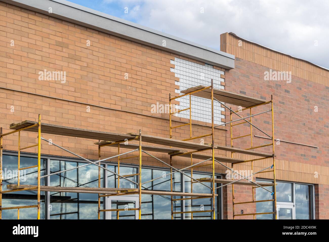 Dekoratives rechteckiges Muster mit Backsteinfurnier auf einer neuen Mall-Wand Stockfoto