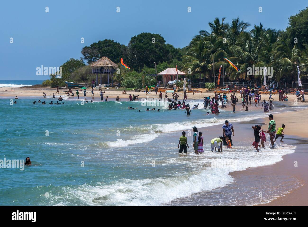 Besucher der Arugam Bay an der Ostküste Sri Lankas können in der geschützten Bucht schwimmen. Arugam Bay ist einer der sichersten Badestrände. Stockfoto