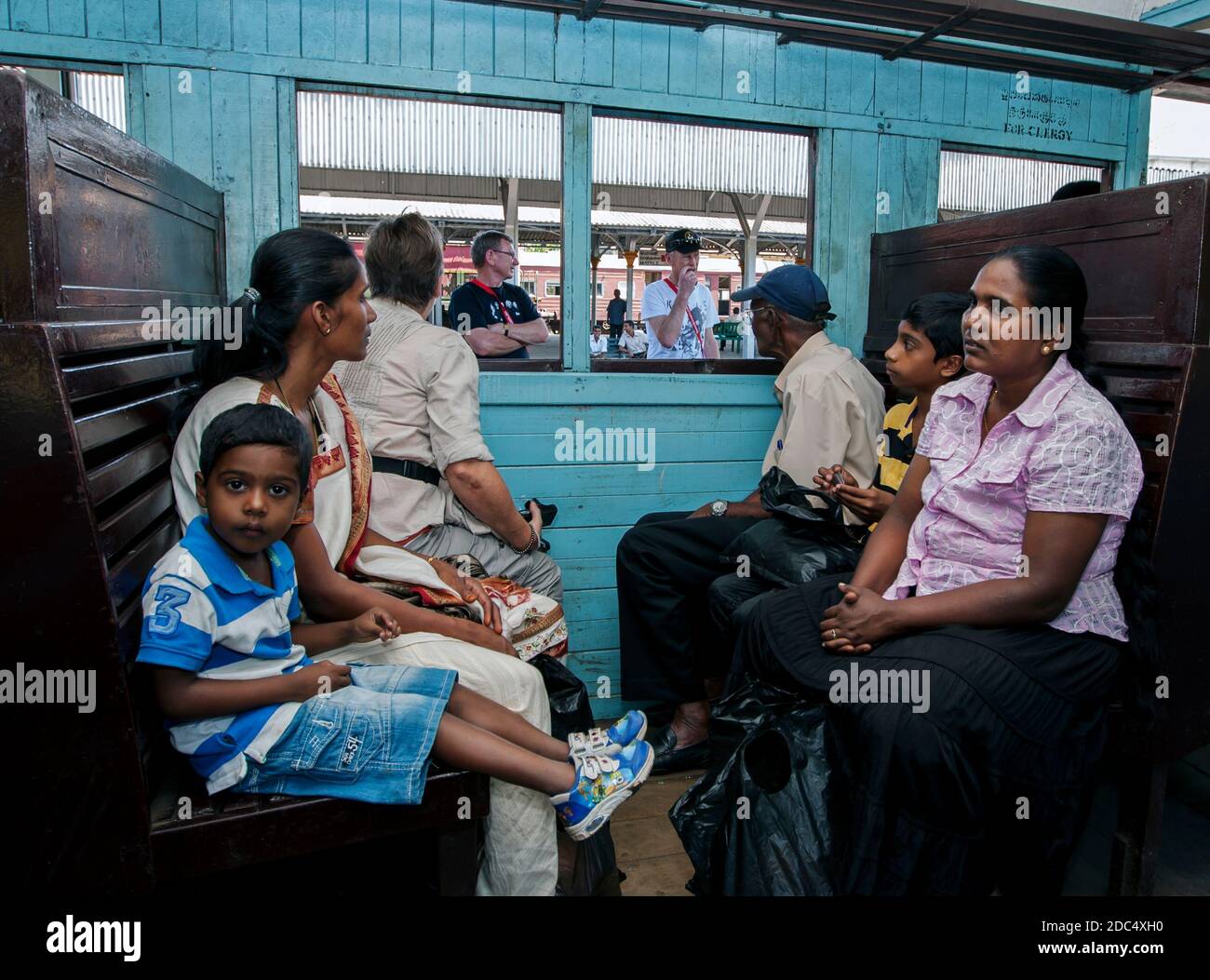 Touristen und lokale Sri Lankas warten auf einen Zug, um den Bahnhof Kandy zu verlassen. Kandy ist die größte Stadt im zentralen Hochland von Sri Lanka. Stockfoto