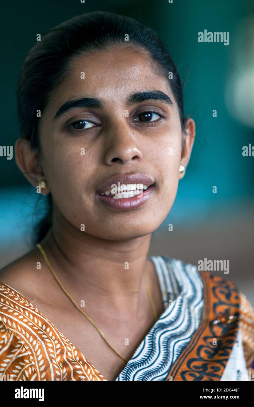 Ein Porträt einer Sri-lankischen Dame in Nuwara Eliya in Zentral-Sri Lanka. Stockfoto