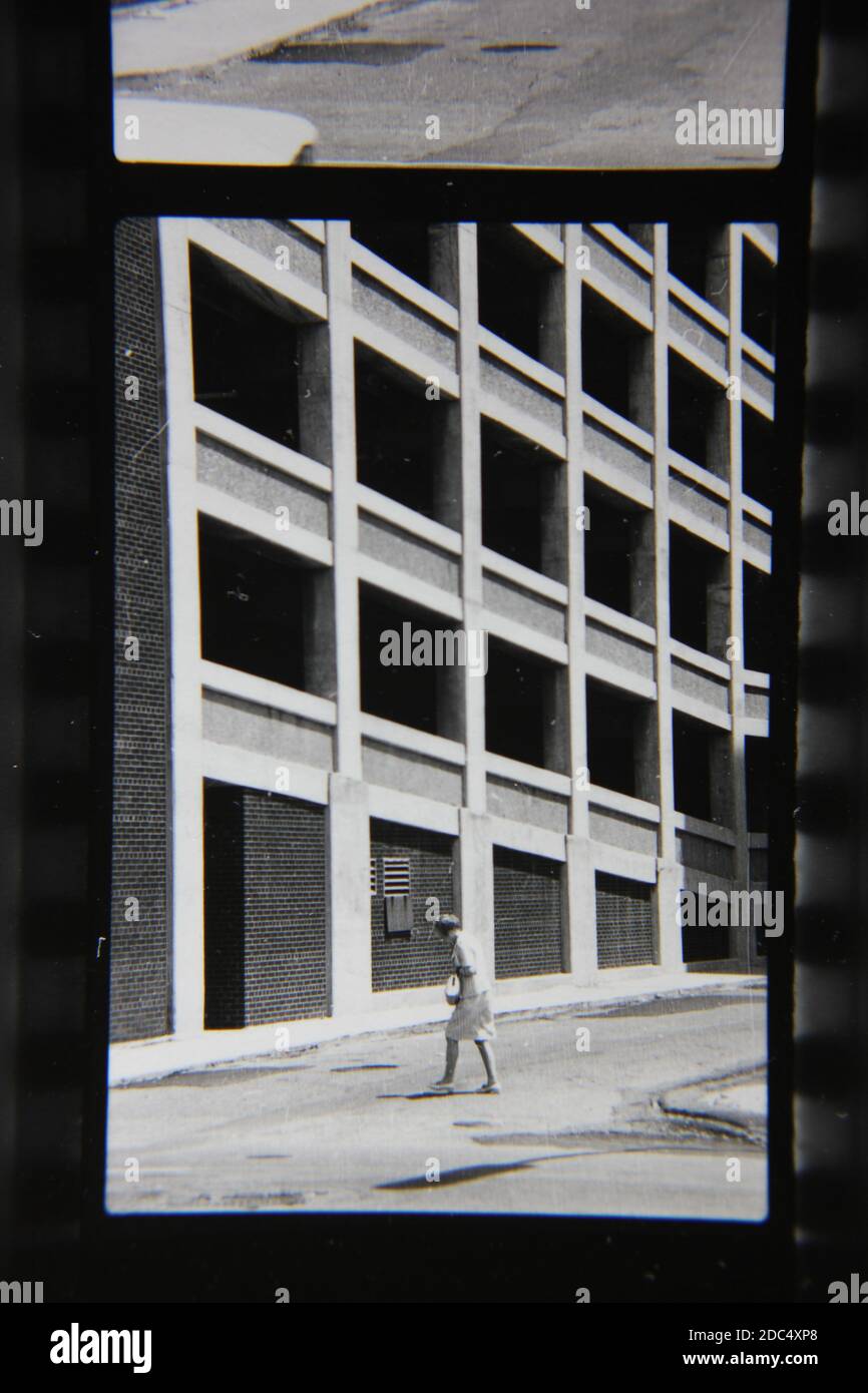 Feine Schwarz-Weiß-Fotografie aus den 1970er Jahren von einem Mann auf der Straße, die zur anderen Seite führt. Stockfoto