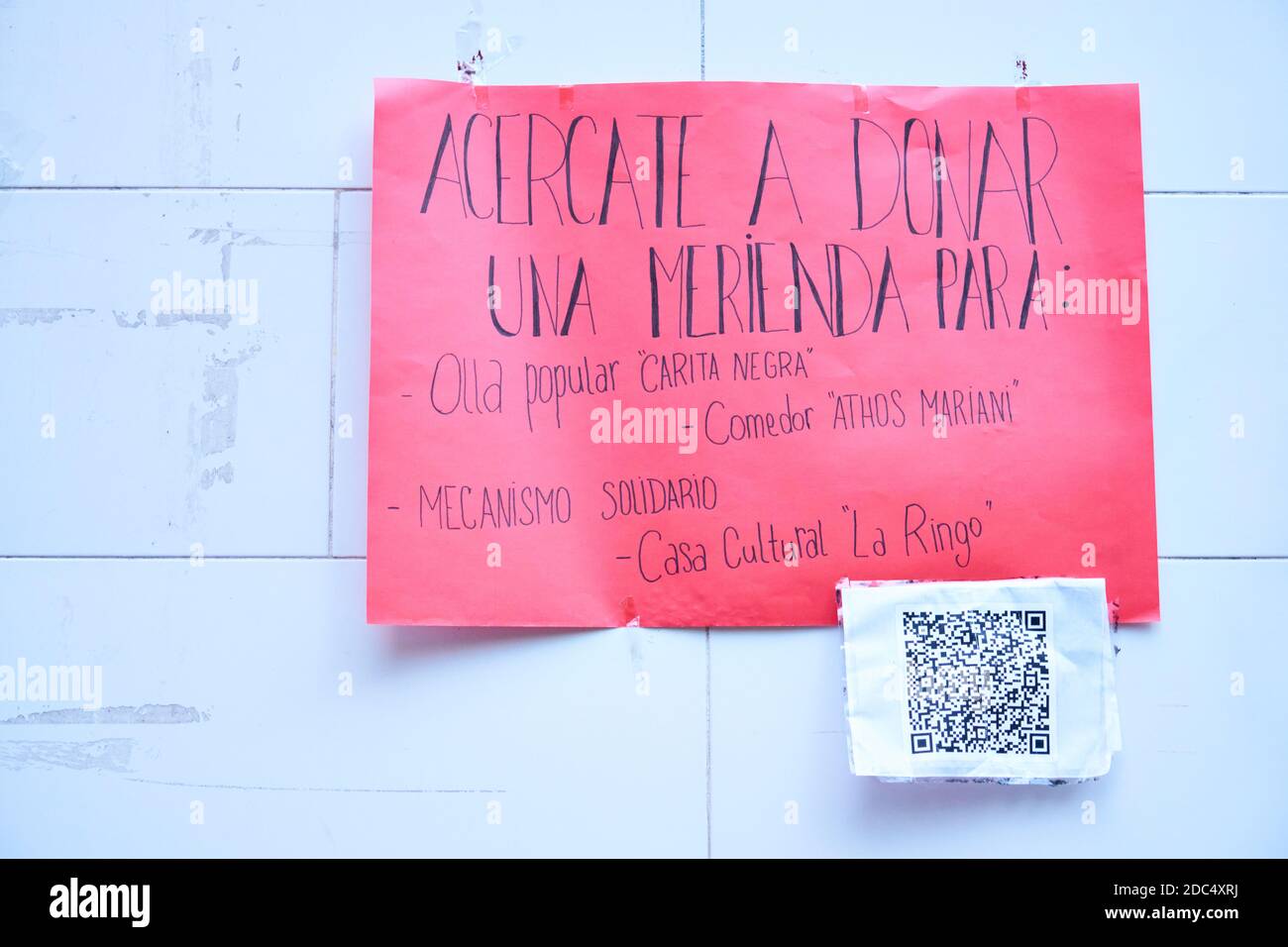 Buenos Aires / Argentinien; 14. Nov 2020: Plakat an einer Straßenmauer, das um Spenden von Lebensmitteln für Gemeinschaftsküchen bittet. SMS an Schieß los. und Spende einen Snack. Stockfoto