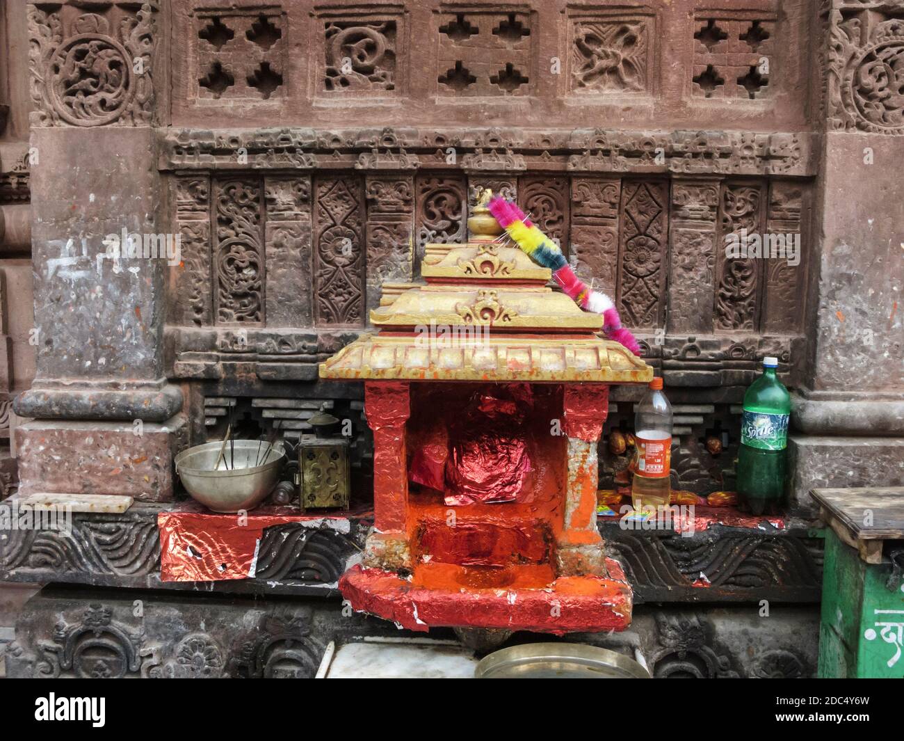 Indien, Rajasthan, Osian, in der Nähe von Jodhpur. Farbtopf für den Stirnpunkt oder Bindi, Mahavira Jain Tempel. Stockfoto