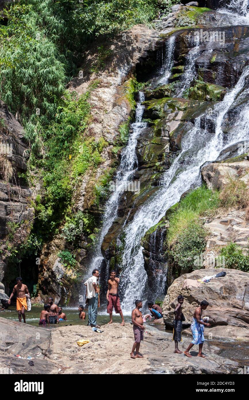 Badegäste kühlen sich am Fuße des Ella-Wasserfalls in der Nähe von Tissamaharama in Sri Lanka ab. Stockfoto