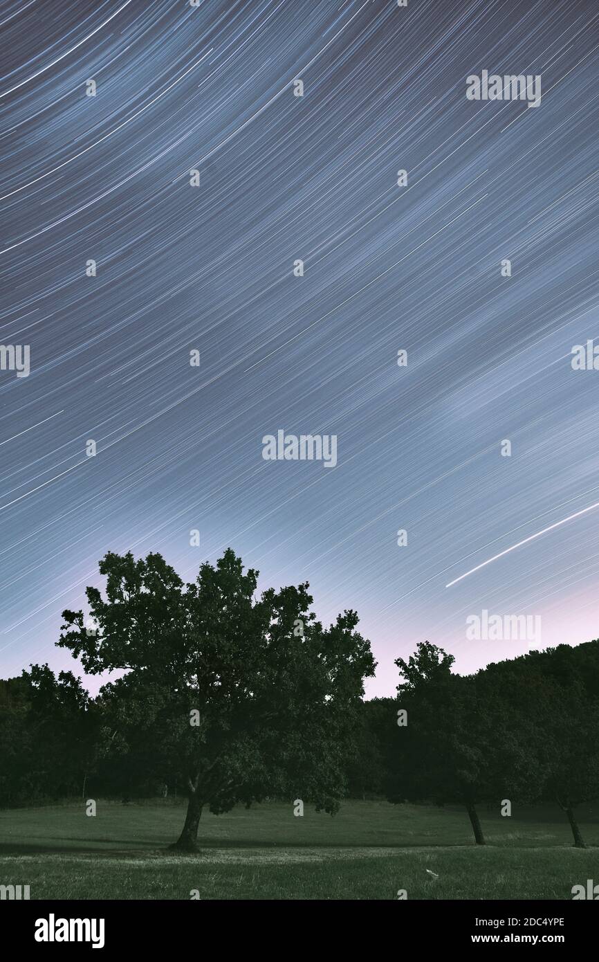 Star Trails über Südfrankreich Stockfoto