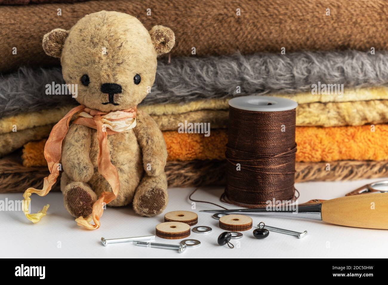 Kleiner Teddybär vintage handgefertigt. Hobby, Materialien für Handarbeiten. Handgemachte Geschenke und Überraschungen für jeden Anlass. Selektiver Fokus. Speicherplatz kopieren. Stockfoto