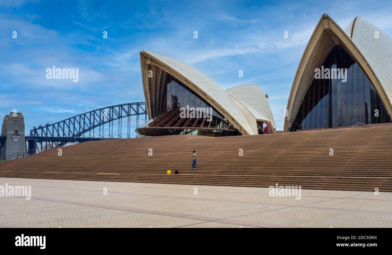 Sydney Opera House während der Pandemie covid 19, die Auswirkungen auf den Tourismus, in der Regel vollgestopft touristischen Ort leer mit nur einsames Brautpaar und Fotograf Stockfoto