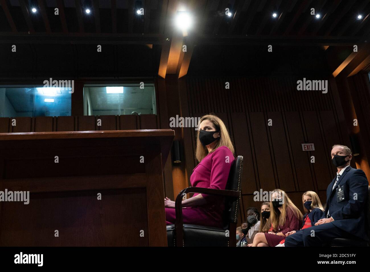Richterin Amy Coney Barrett hört während ihrer Bestätigungsverhandlung des Justizausschusses des Senats auf dem Capitol Hill am 12. Oktober 2020 in Washington, DC Kredit: Alex Edelman/The Photo Access Stockfoto