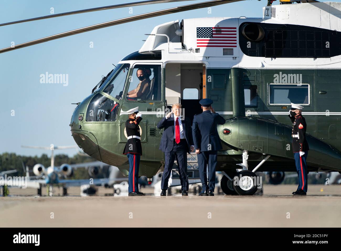 US-Präsident Donald Trump verlässt Marine One, als er am 14. Oktober 2020 bei der Joint Base Andrews in Maryland an Board der Air Force One geht. Trump soll nach des Moines, Iowa, fliegen, um eine Make America Great Wahlkampfveranstaltung zu veranstalten, bevor er heute Abend ins Weiße Haus zurückkehrt. Quelle: Alex Edelman/The Photo Access Stockfoto