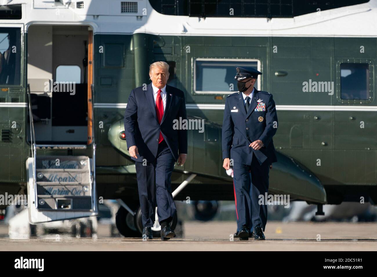 US-Präsident Donald Trump verlässt Marine One, als er am 14. Oktober 2020 bei der Joint Base Andrews in Maryland an Board der Air Force One geht. Trump soll nach des Moines, Iowa, fliegen, um eine Make America Great Wahlkampfveranstaltung zu veranstalten, bevor er heute Abend ins Weiße Haus zurückkehrt. Quelle: Alex Edelman/The Photo Access Stockfoto