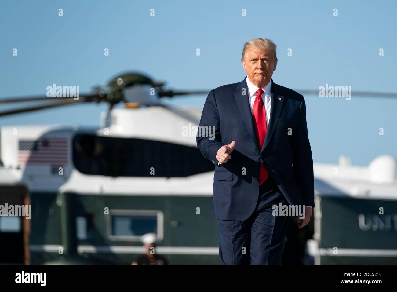 US-Präsident Donald Trump verlässt Marine One, als er am 14. Oktober 2020 bei der Joint Base Andrews in Maryland an Board der Air Force One geht. Trump soll nach des Moines, Iowa, fliegen, um eine Make America Great Wahlkampfveranstaltung zu veranstalten, bevor er heute Abend ins Weiße Haus zurückkehrt. Quelle: Alex Edelman/The Photo Access Stockfoto