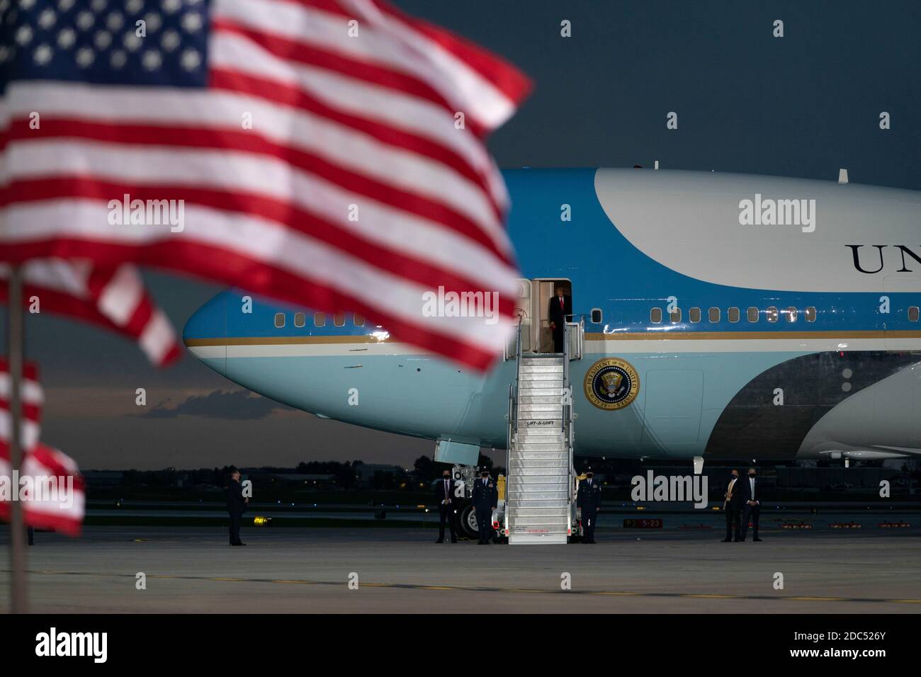 US-Präsident Donald Trump kommt am 14. Oktober 2020 in des Moines, Iowa, zu einem Make America Great Again Kampagnenereignis auf dem internationalen Flughafen des Moines an. Trump kämpft eine Woche nach der Genesung von COVID-19. Quelle: Alex Edelman/The Photo Access Stockfoto