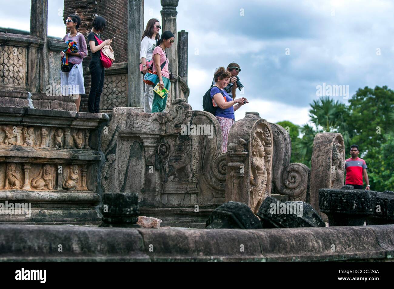 Touristen stehen auf der Treppe des Vatadage, die Teil der Quadrangle in der alten Hauptstadt Polonnaruwa in Zentral-Sri Lanka bildet. Stockfoto