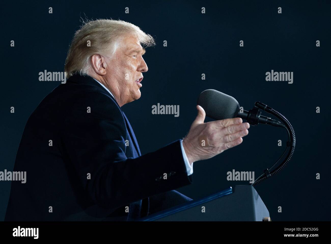 US-Präsident Donald Trump spricht während einer Make America Great Again Kampagne Veranstaltung am des Moines International Airport am 14. Oktober 2020 in des Moines, Iowa. Trump kämpft eine Woche nach der Genesung von COVID-19. Quelle: Alex Edelman/The Photo Access Stockfoto