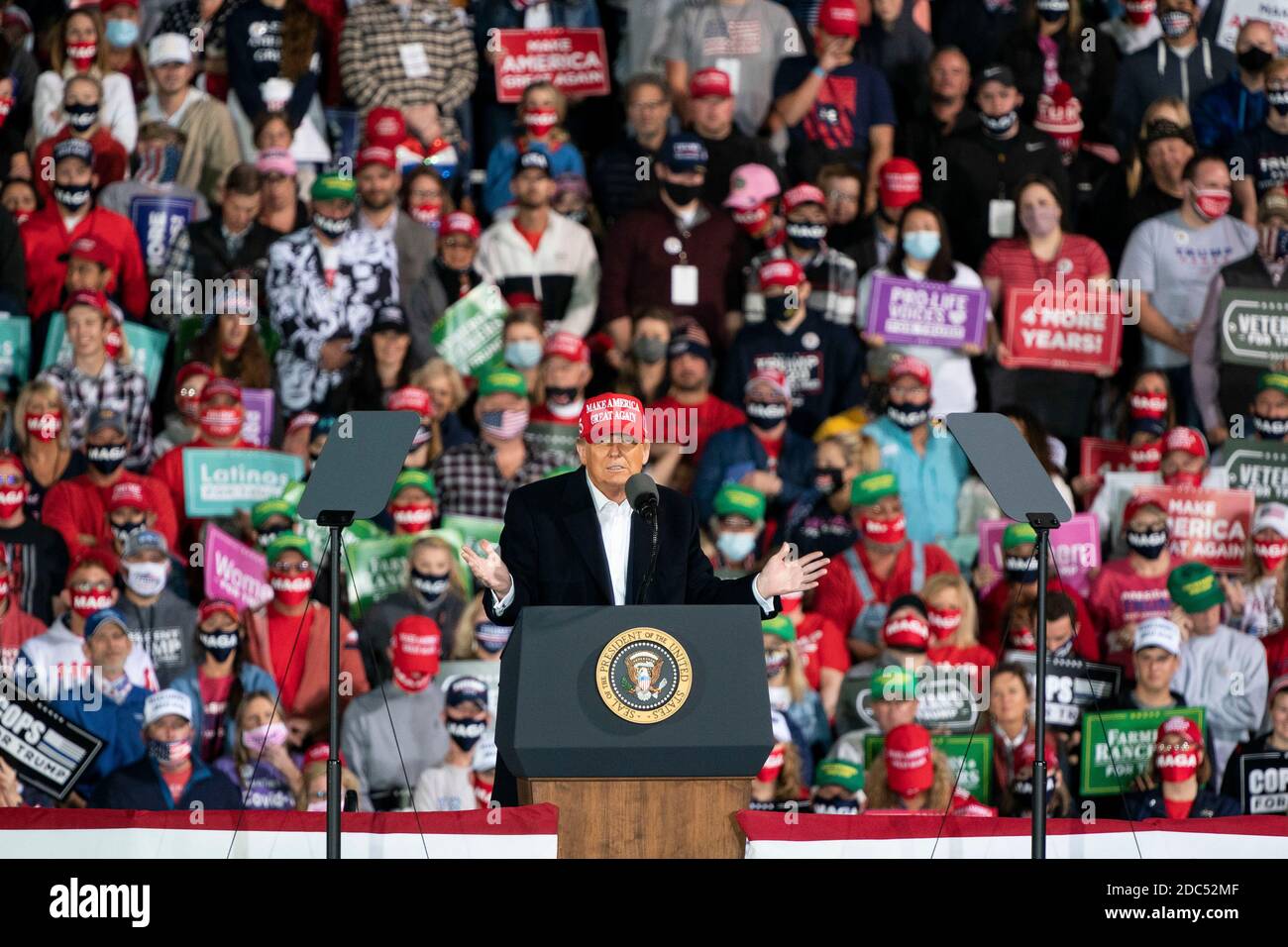 US-Präsident Donald Trump spricht während einer Make America Great Again Kampagne Veranstaltung am des Moines International Airport am 14. Oktober 2020 in des Moines, Iowa. Trump kämpft eine Woche nach der Genesung von COVID-19. Quelle: Alex Edelman/The Photo Access Stockfoto