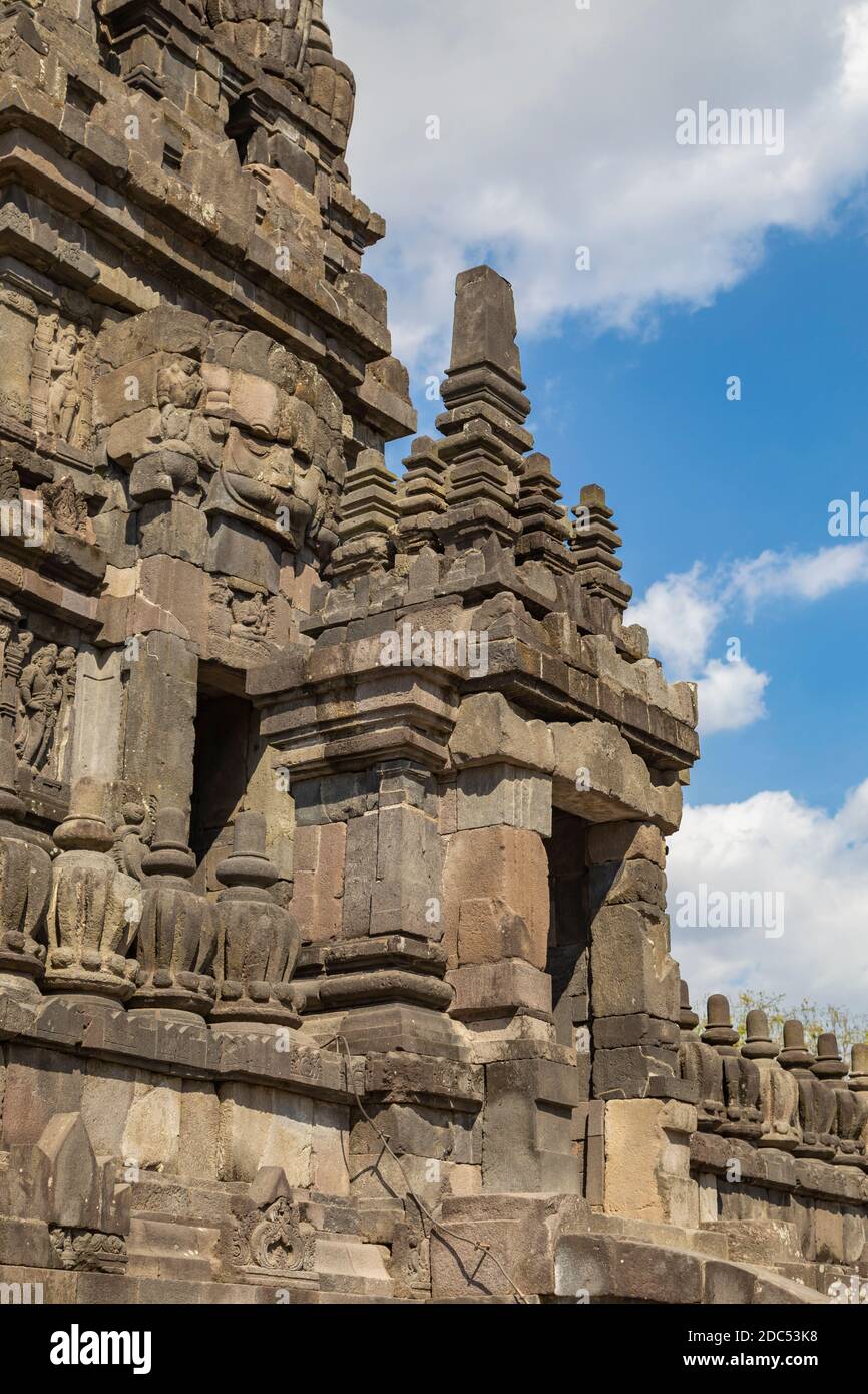 Eingang Portikus zu einem der Schreine des Prambanan alten Hindu-Tempelkomplex, Rara Jonggrang, in der Special, Yogyakarta Region, Indonesien. Stockfoto