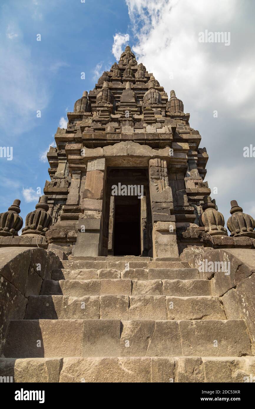 Eingang Portikus zu einem der Schreine des Prambanan alten Hindu-Tempelkomplex, Rara Jonggrang, in der Special, Yogyakarta Region, Indonesien. Stockfoto