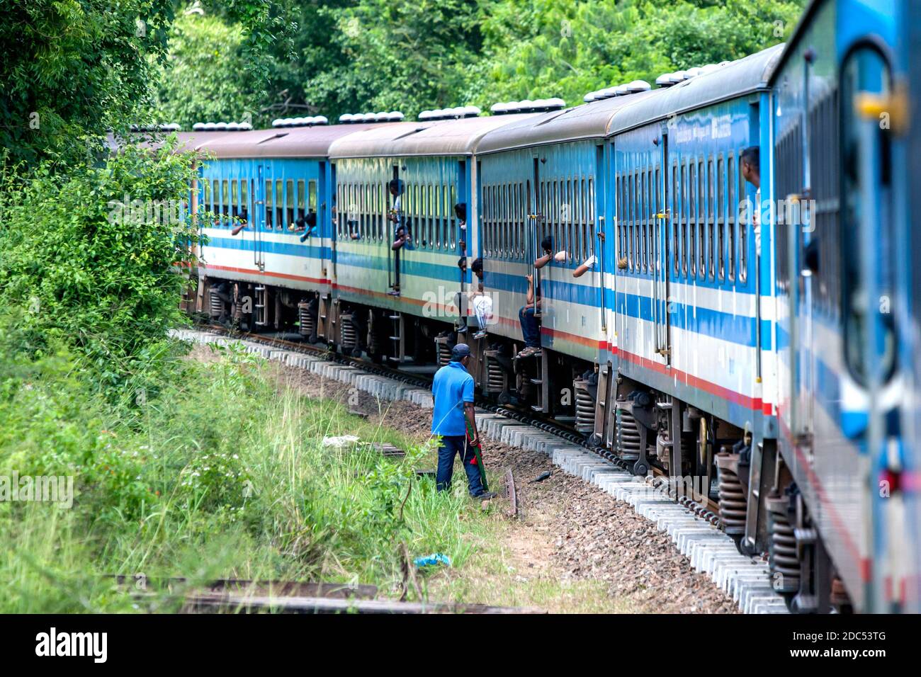 Der Anuradhapura zu Jaffna Zug rundet eine Kurve nördlich von Anuradhapura in Sri Lanka. Erst nach dem Bürgerkrieg wurde die Bahnlinie wieder eröffnet. Stockfoto