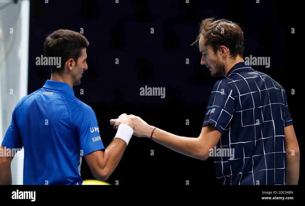 London, Großbritannien. November 2020. Daniil Medvedev (R) aus Russland begrüßt mit Novak Djokovic aus Serbien nach ihrem Einzel-Gruppenspiel beim ATP World Tour Finale 2020 in London, Großbritannien, am 18. November 2020. Quelle: Han Yan/Xinhua/Alamy Live News Stockfoto