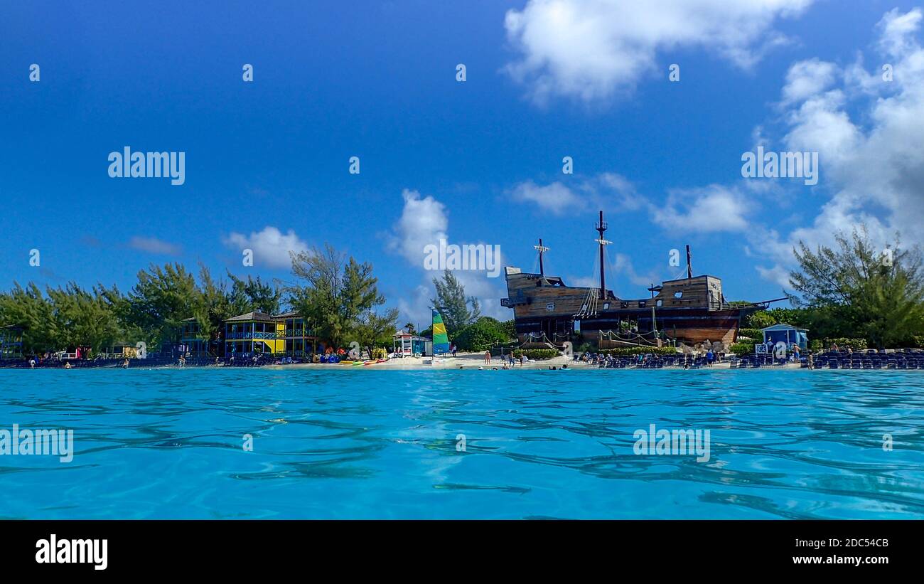 Half Moon Cay/Bahamas -10/31/19: Die Holland America Line Zuiderdam Kreuzfahrt Schiff vor Anker gegangen der privaten Insel Half Moon Cay in den Bahamas. Stockfoto