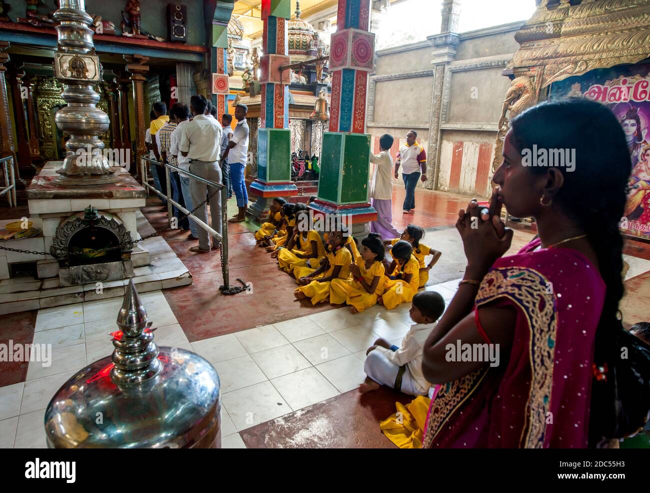 Hindu-Anbeter beten im Koneswaram Kovil während einer Puja-Zeremonie. Koneswaram Kovil befindet sich in Trincomalee an der Ostküste Sri Lankas. Stockfoto