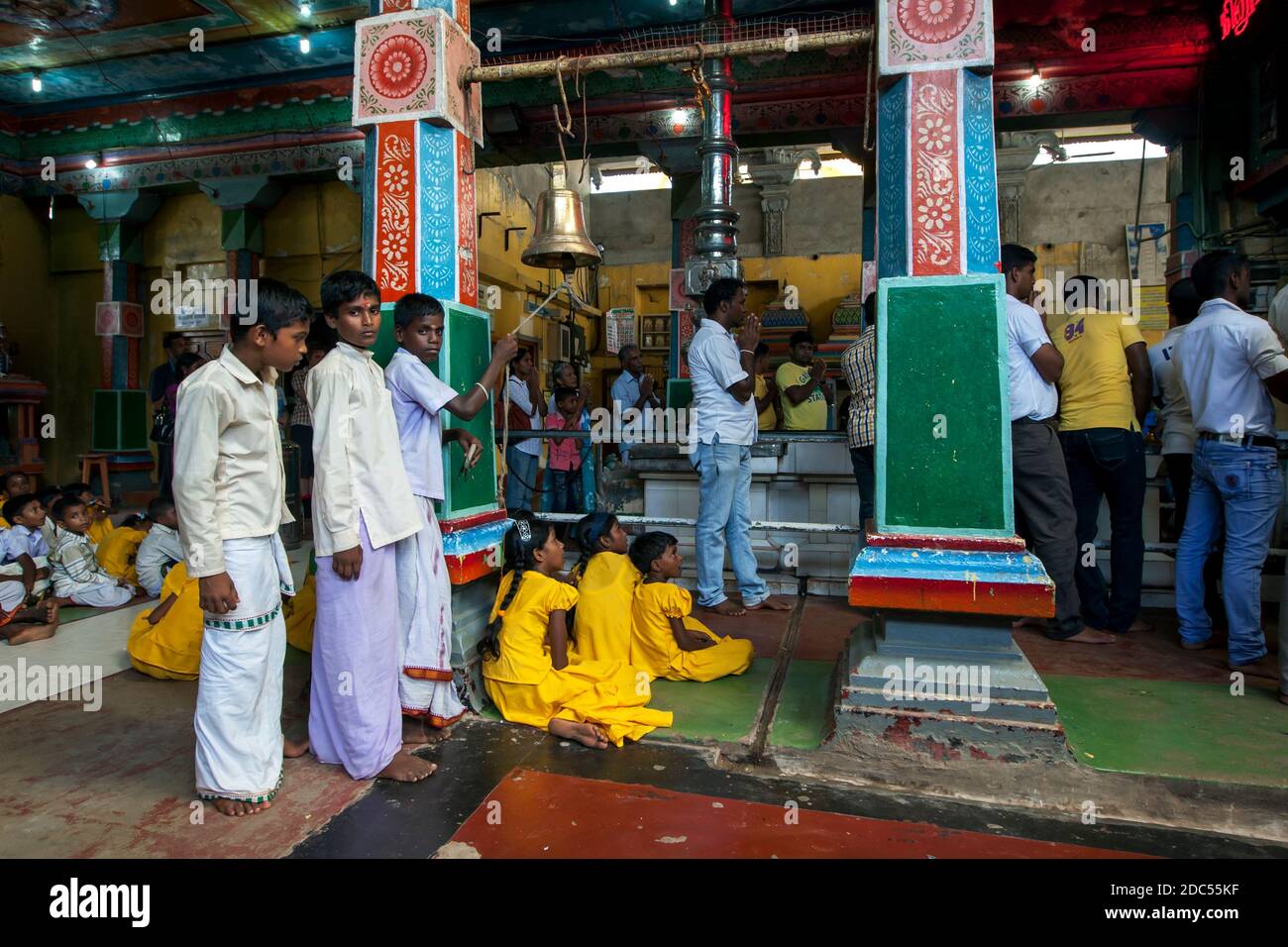 Hinduistische Jungen läuten eine zeremonielle Glocke während Puja (Gebete) in Koneswaram Kovil in Trincomalee an der Ostküste von SriLanka. Stockfoto