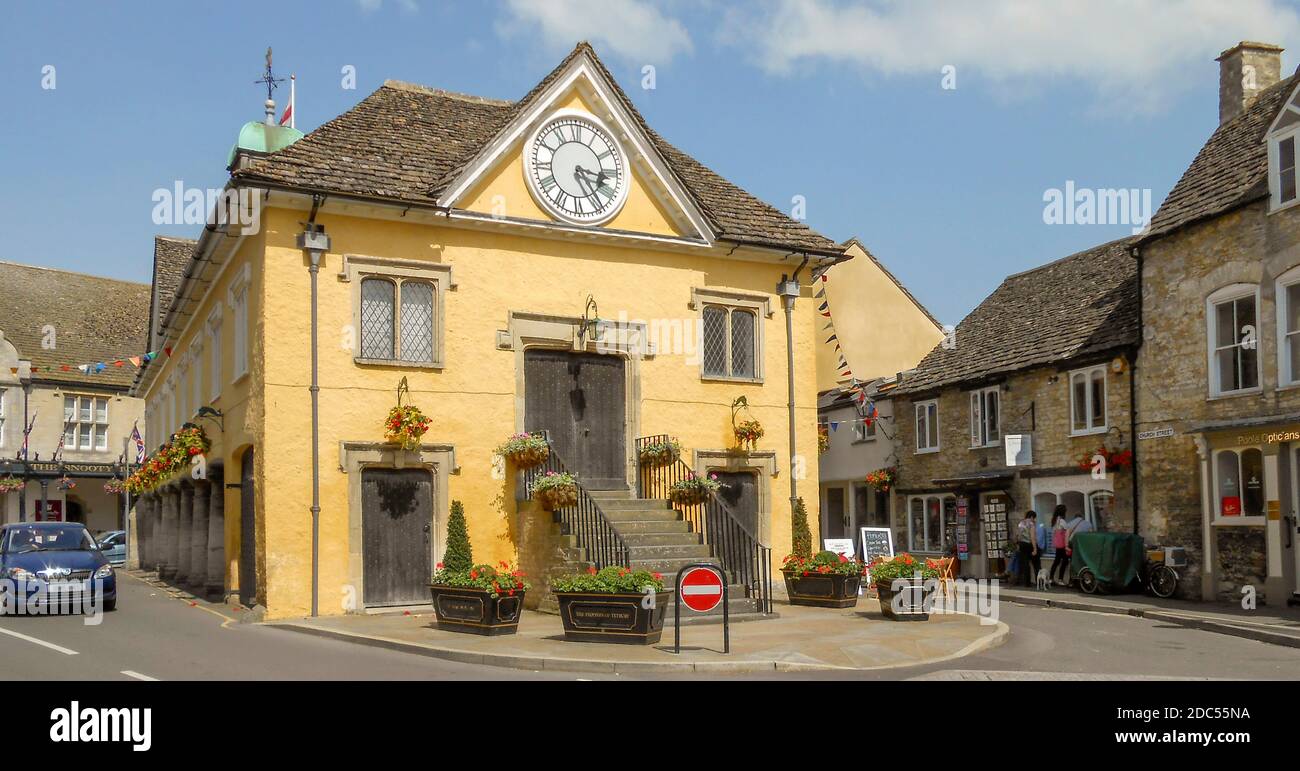 Market House und das nooty Fox Pub in Tetbury, Cotswolds, Gloucestershire, England, Großbritannien Stockfoto