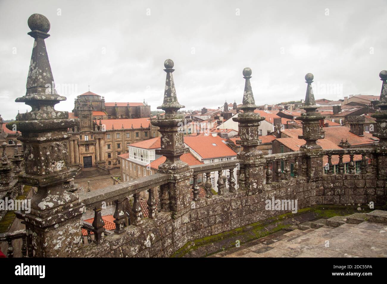 Schimmel und Moos wachsen auf Gebäuden in Santiago de Compostela, Galicien, Spanien Stockfoto