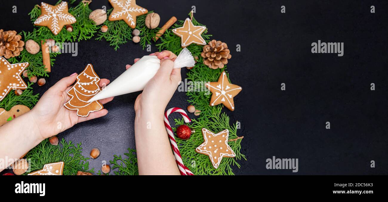 Mädchen Dekoration Weihnachtskekse zu Hause. Küchenhelfer Stockfoto