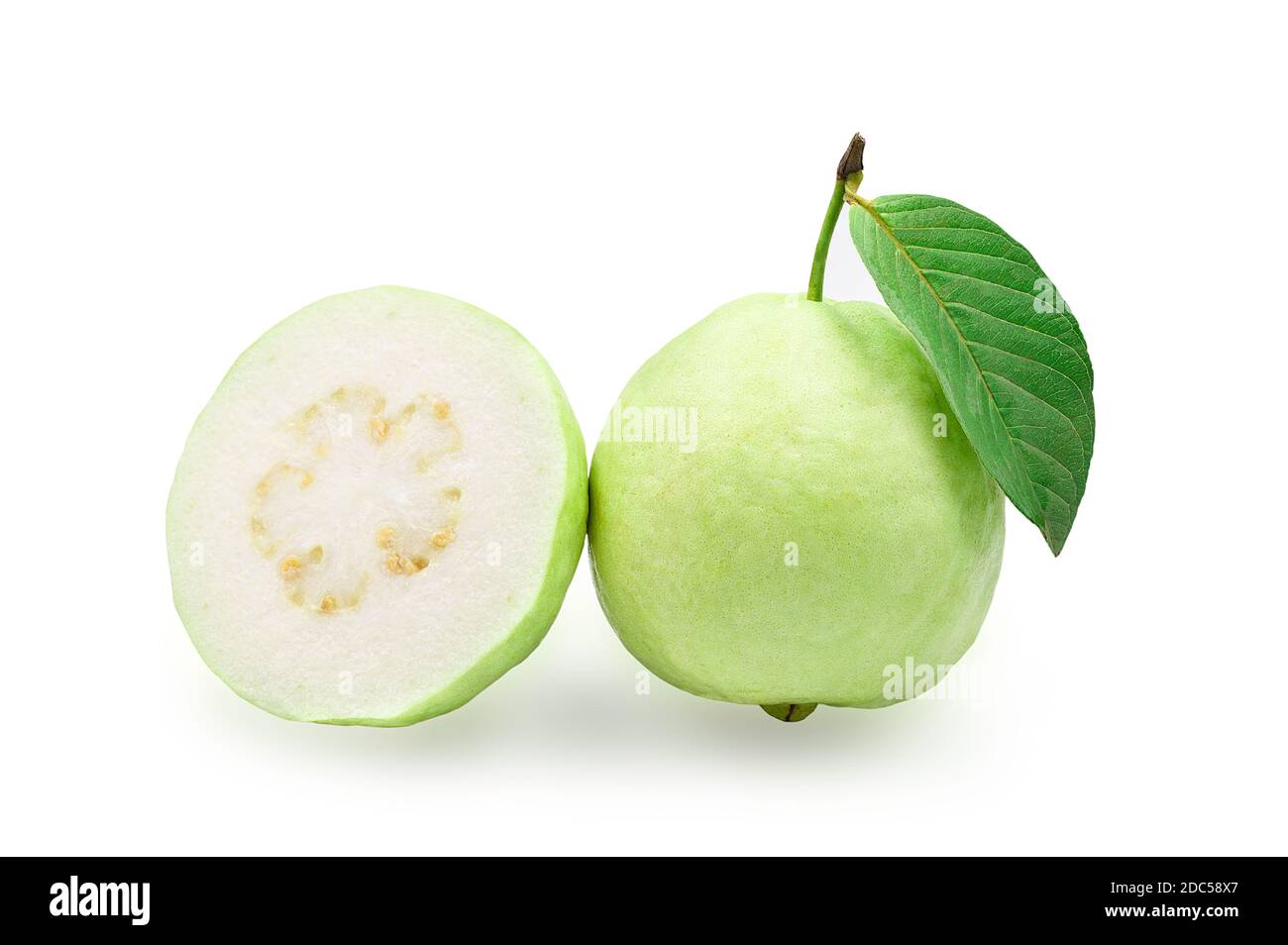 Bio-Guava-Frucht mit grünem Blatt auf weißem isolierten Hintergrund mit Clipping-Pfad, Studioaufnahme. Guava haben hohen Vitamin C und Antioxidans. Gesund f Stockfoto