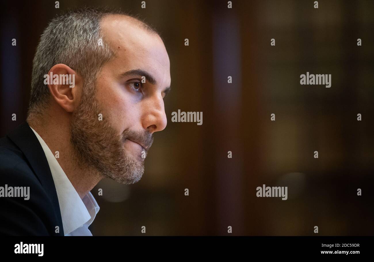 Hannover, Deutschland. November 2020. BELIT Onay, Oberbürgermeister von Hannover, nahm im Neuen Rathaus bei einem Interview mit der Deutschen Presseagentur auf. Kredit: Julian Stratenschulte/dpa/Alamy Live Nachrichten Stockfoto