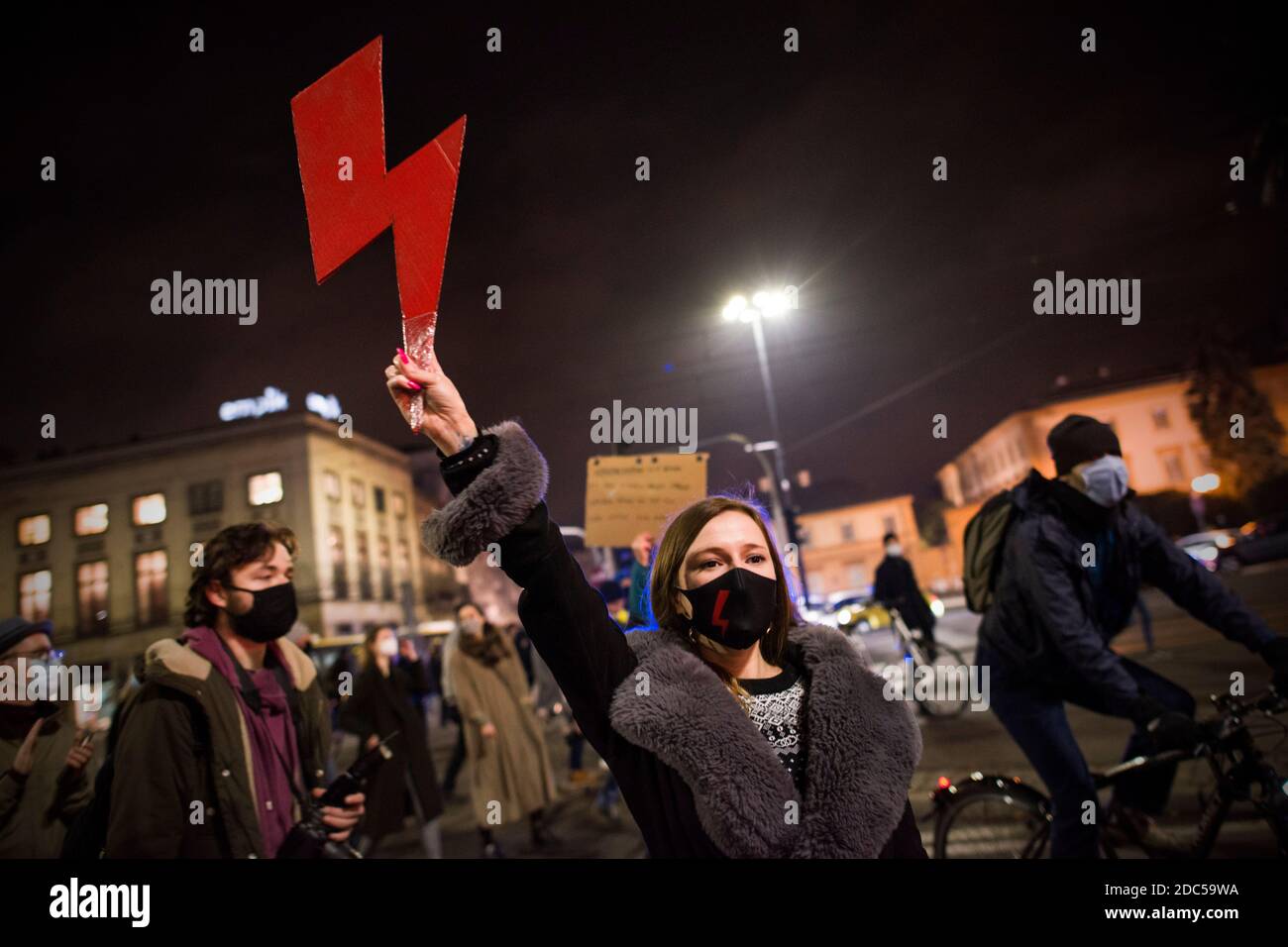 Ein Protestler hält einen roten Blitzschlag - das Symbol des Widerstands der polnischen Frauen während der Demonstration.vor dem parlament am Abend des neunundzwanzigsten Tages der Proteste unter Führung der Organisation Women's Strike (Strajk Kobiet), Demonstranten gegen das Urteil des Verfassungsgerichts brennende Abtreibung, Wieder vor dem Parlament versammelt und begann in der Mitte von Warschau marschieren. Nach Handgriffen mit der Polizei endete der marsch vor dem Gebäude des Polnischen Fernsehens (TVP - Telewizja Polska), wo die Bereitschaftspolizei Pfefferspray einnahm und zahlreiche Demonstranten festnahm. Stockfoto