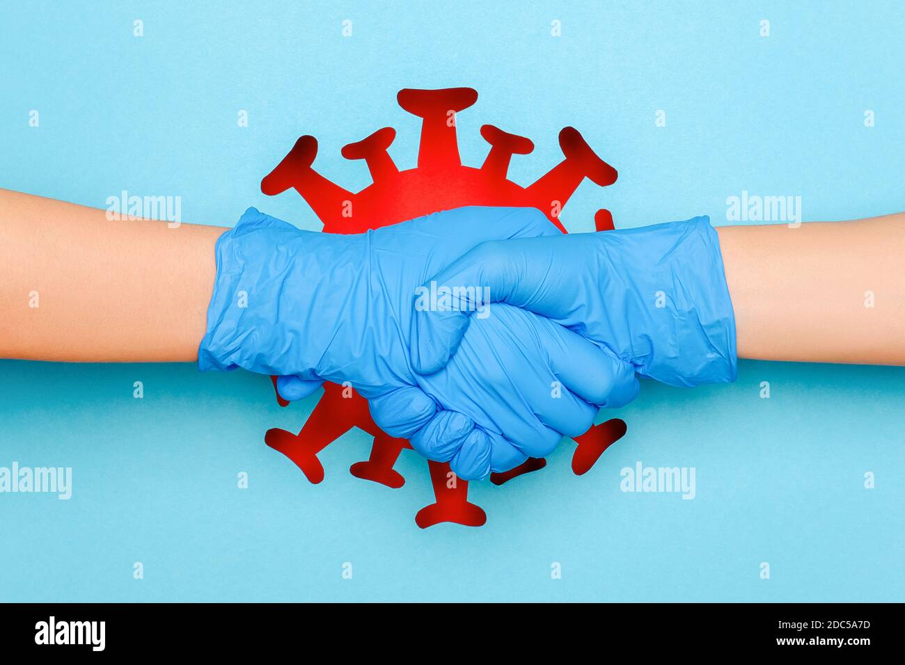 Konzept des sicheren Handshake während Coronavirus, Epidemie, Infektionskrankheit. Geste der Hände schütteln in Latexhandschuhen gegen abstrakte rote Virus, BA Stockfoto