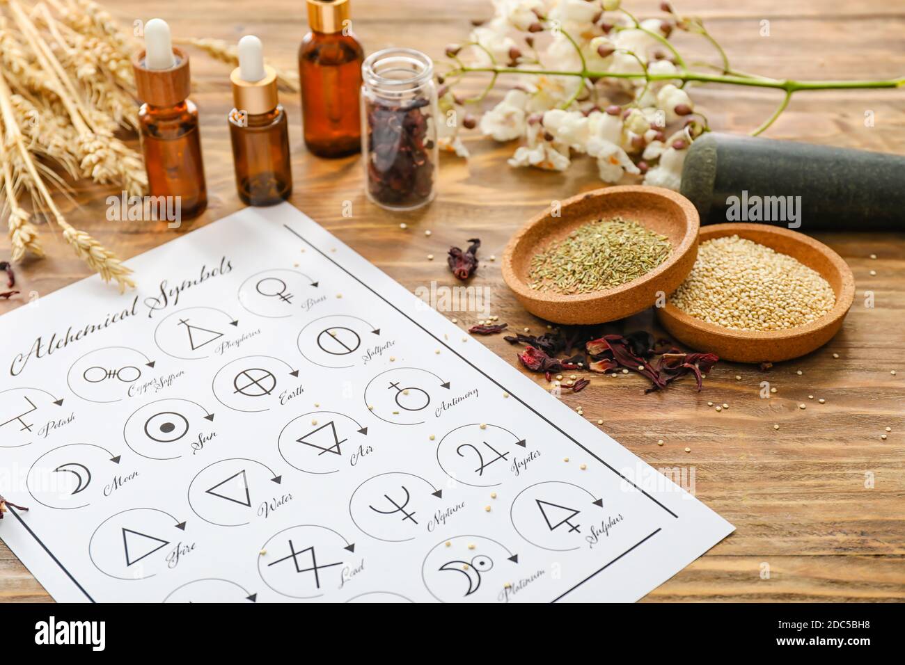 Alchemistische Symbole und Zutaten für die Zubereitung von Tränke auf Holzgrund Stockfoto