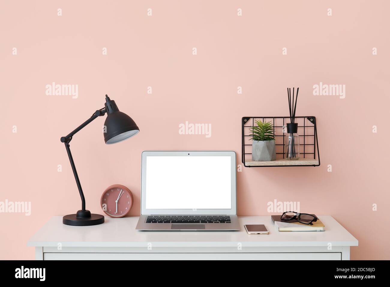 Moderner Laptop am Arbeitsplatz im Büro Stockfoto
