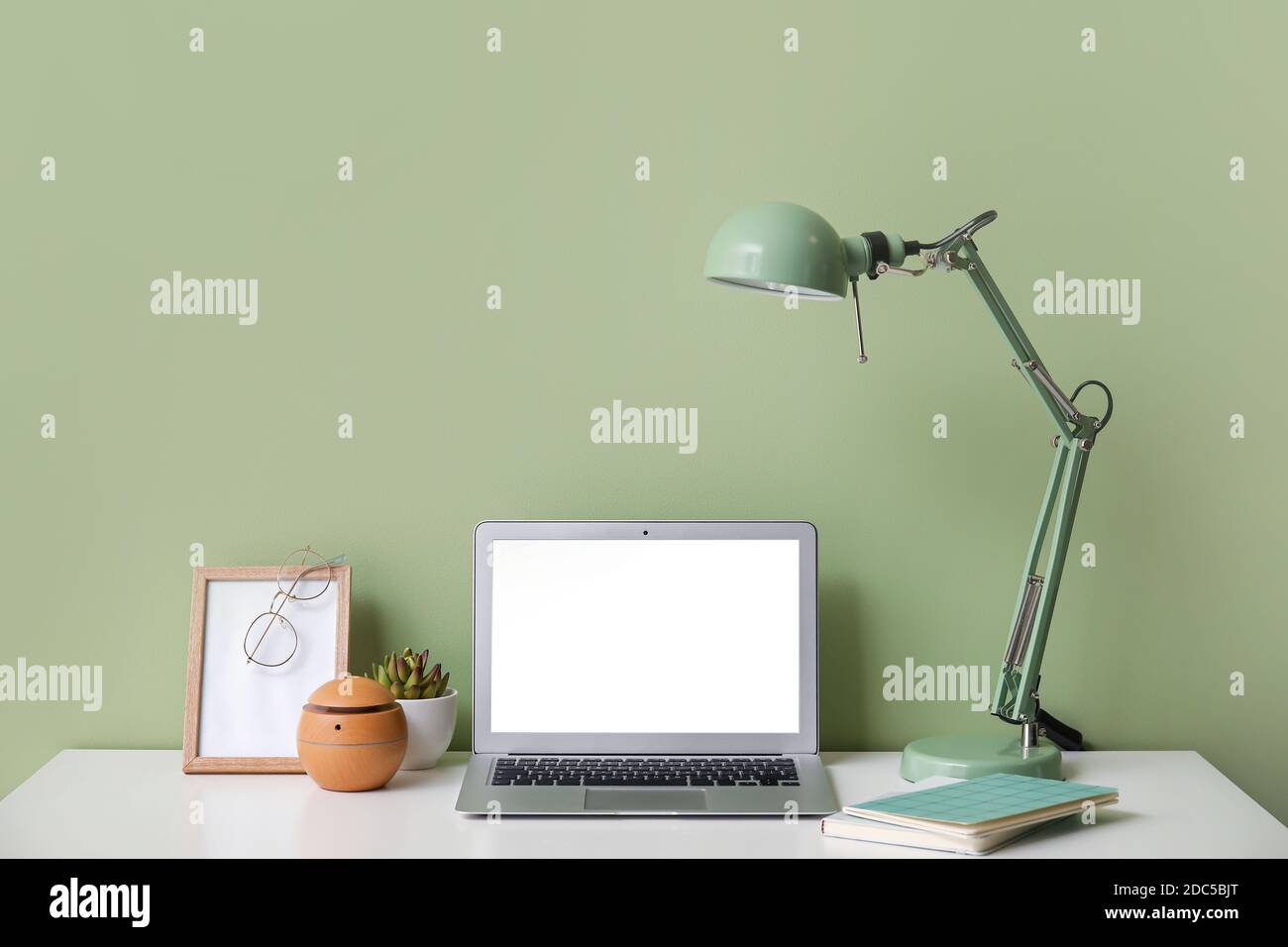 Moderner Laptop am Arbeitsplatz im Büro Stockfoto