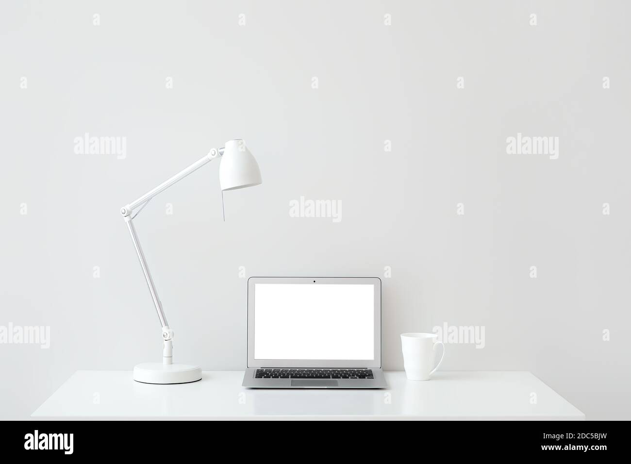 Moderner Laptop am Arbeitsplatz im Büro Stockfoto