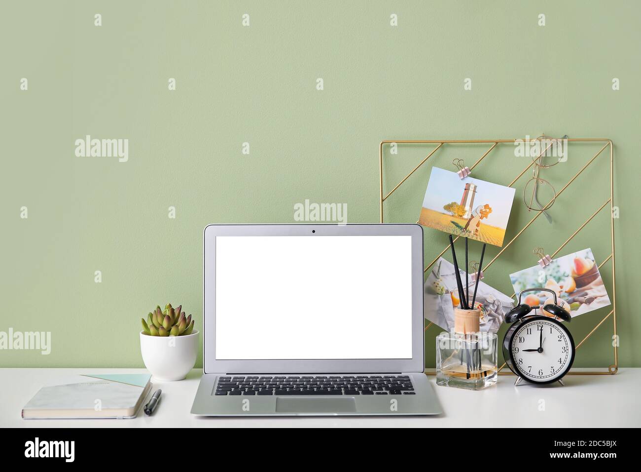 Moderner Laptop am Arbeitsplatz im Büro Stockfoto