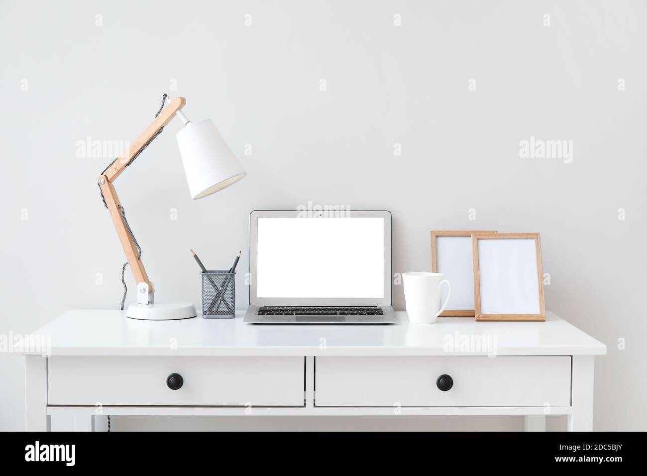 Moderner Laptop am Arbeitsplatz im Büro Stockfoto