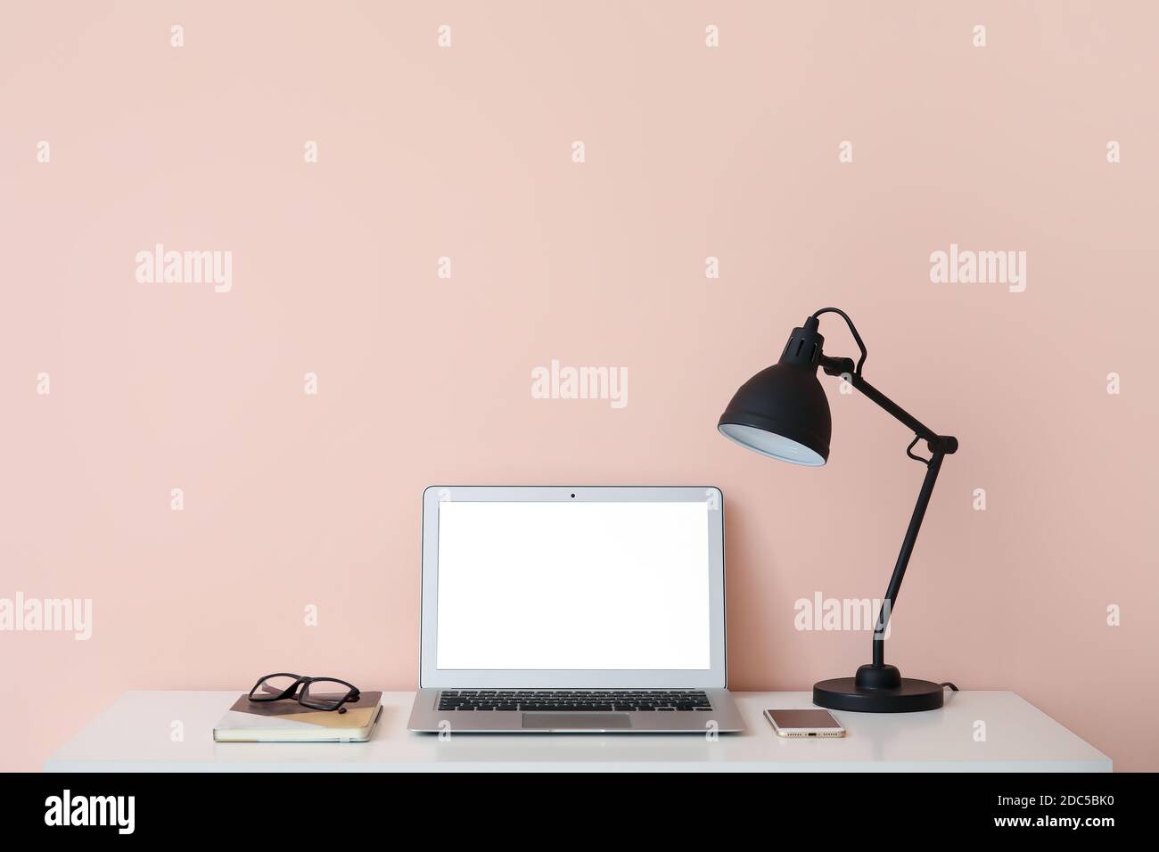 Moderner Laptop am Arbeitsplatz im Büro Stockfoto