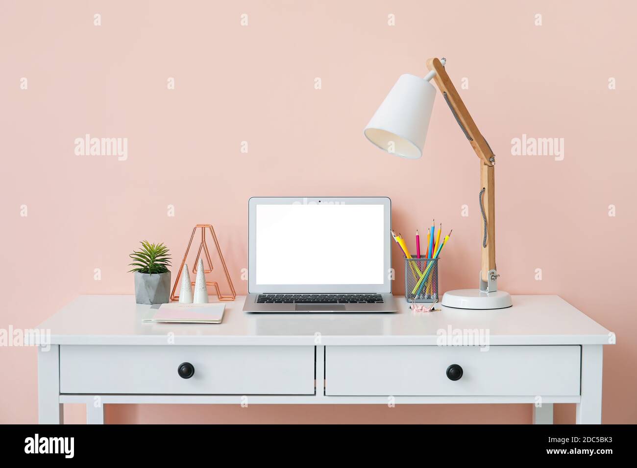 Moderner Laptop am Arbeitsplatz im Büro Stockfoto