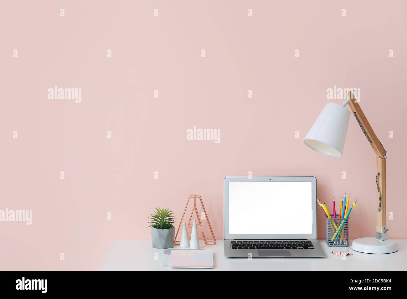 Moderner Laptop am Arbeitsplatz im Büro Stockfoto