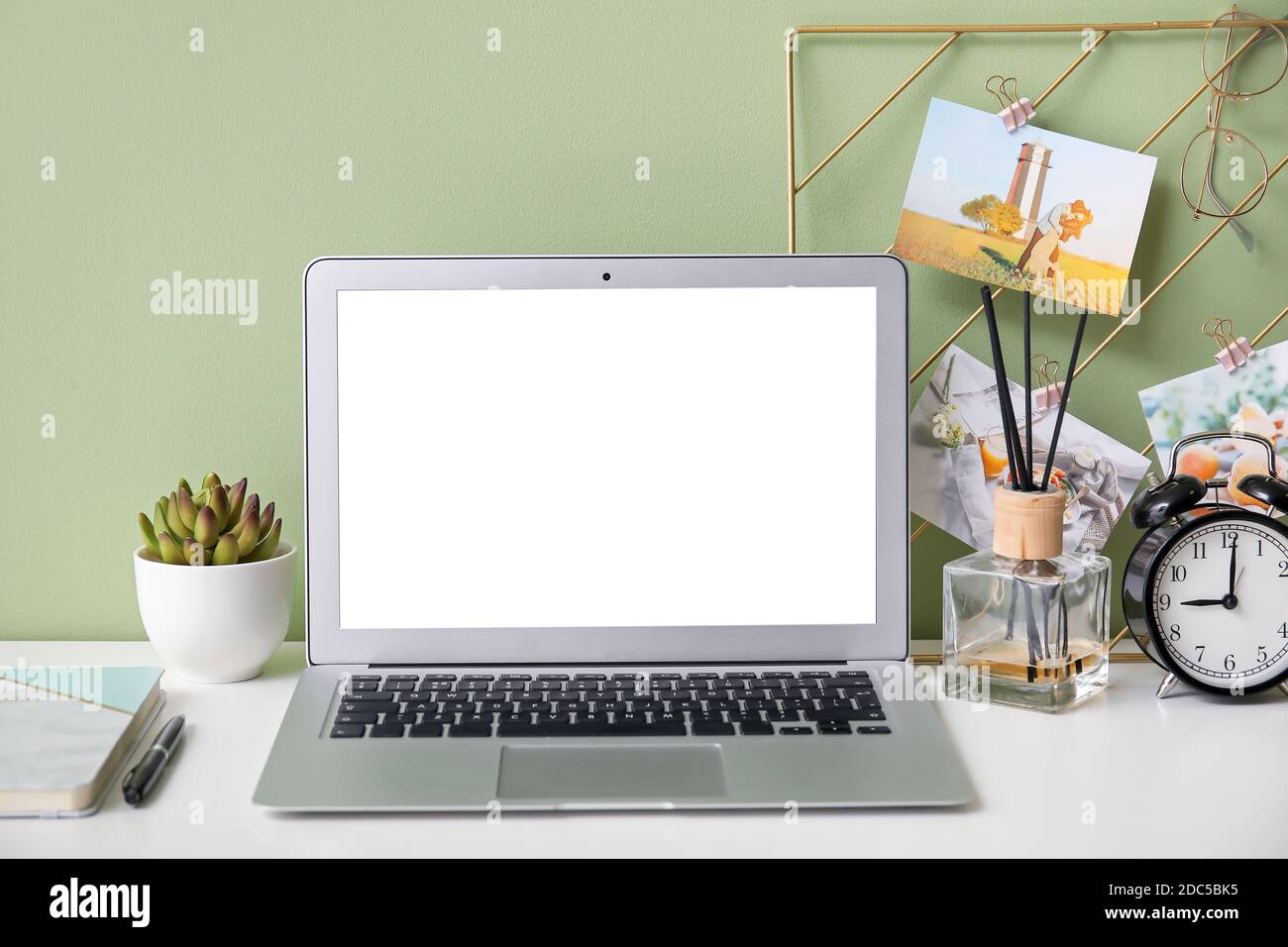 Moderner Laptop am Arbeitsplatz im Büro Stockfoto