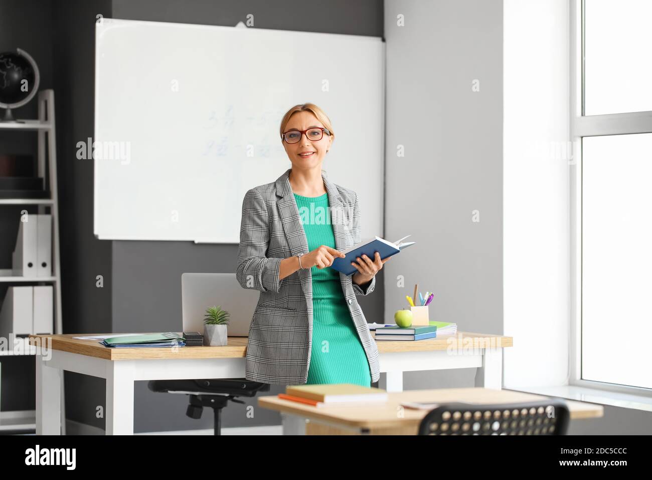 Reife weibliche Lehrerin im Klassenzimmer Stockfoto