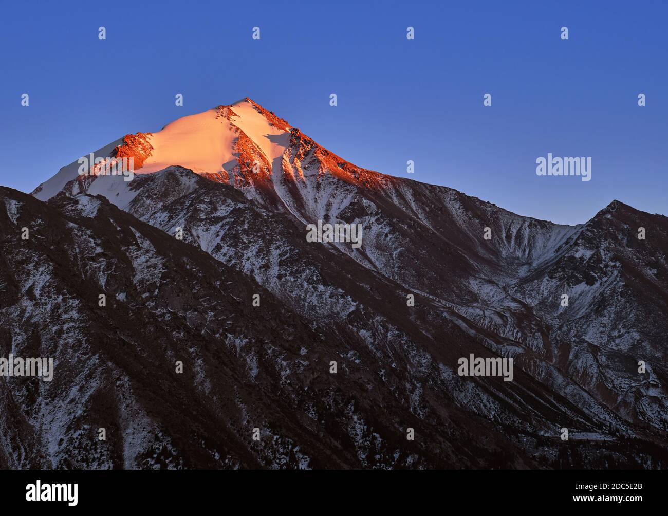 Majestätischer Berggipfel bei Sonnenuntergang Stockfoto