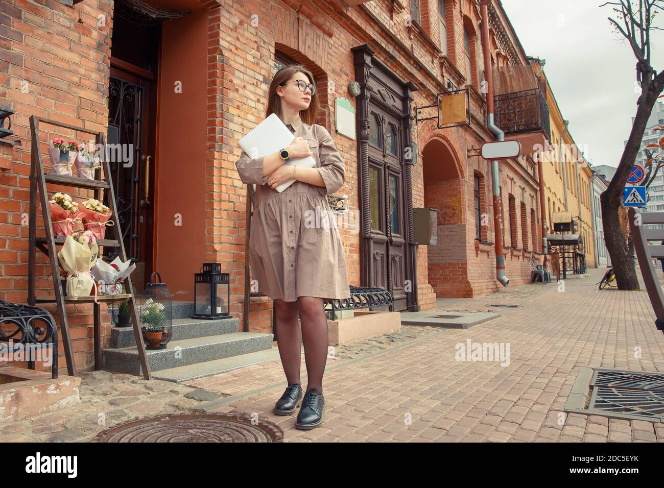 Wunderschöne Frau auf der Straße in der Altstadt. Stockfoto
