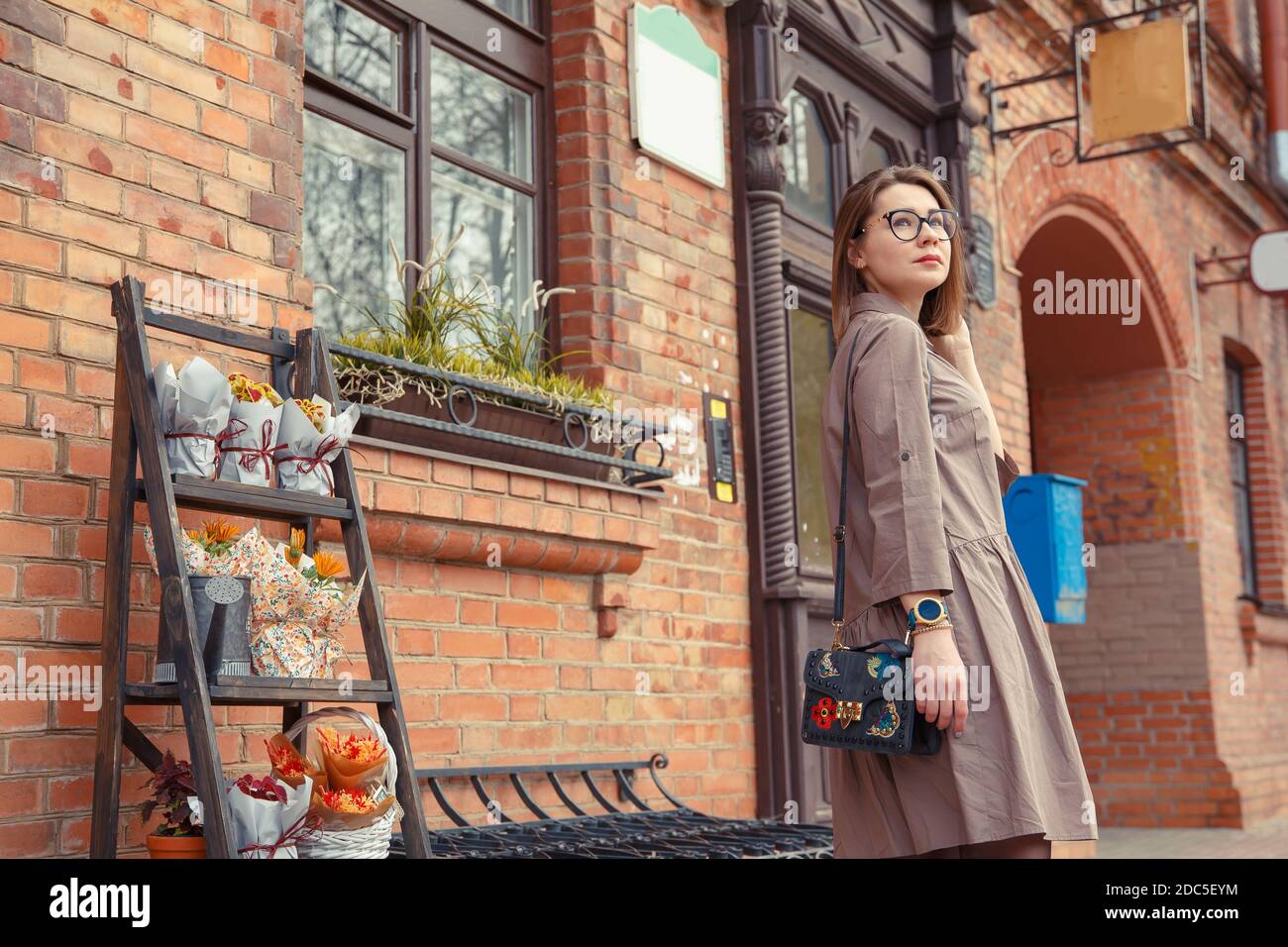 Wunderschöne Frau auf der Straße in der Altstadt. Stockfoto