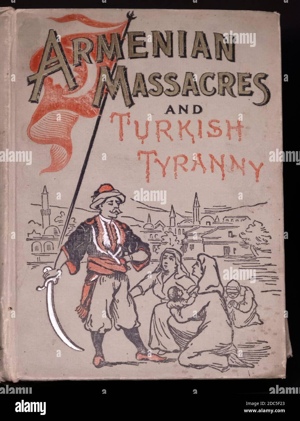 Cover eines alten Buches 1896 von Frederick Davis Green Die Armenier Massaker und die türkische Tyrannei ein Konto der Schreckliche Gräueltaten und Großmorde, die in Armenien während der verübt wurden Massaker der 1890er Jahre im Armenischen Völkermord Museum-Institut ausgestellt Gewidmet den Opfern des armenischen Genozids in der Stadt Jerewan Hauptstadt von Armenien Stockfoto