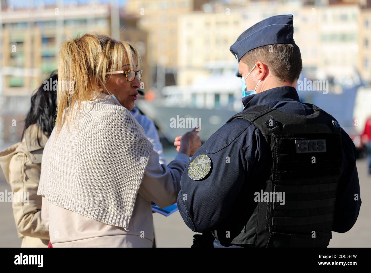 17. November 2020: Marseille, Frankreich. 17. November 2020. Die nationale und kommunale Polizei patrouilliert auf dem alten Hafenmarkt in Marseille und prüft, ob die Nutzer des öffentlichen Nahverkehrs über die erforderliche Reisebescheinigung verfügen, da eine zweite Covid-Sperre über die Stadt und das gesamte Land verhängt wird. In den letzten Wochen hat Frankreich einen starken Anstieg der Coronavirus-Fälle erlebt, wobei die Zahl der Patienten, die in der Krankenhausversorgung für Covid-19 in dem Land derzeit höher ist als während der ersten Welle im April. Frankreich soll bis mindestens zum 1. Dezember gesperrt bleiben, wobei Reisende im Land dies haben Stockfoto