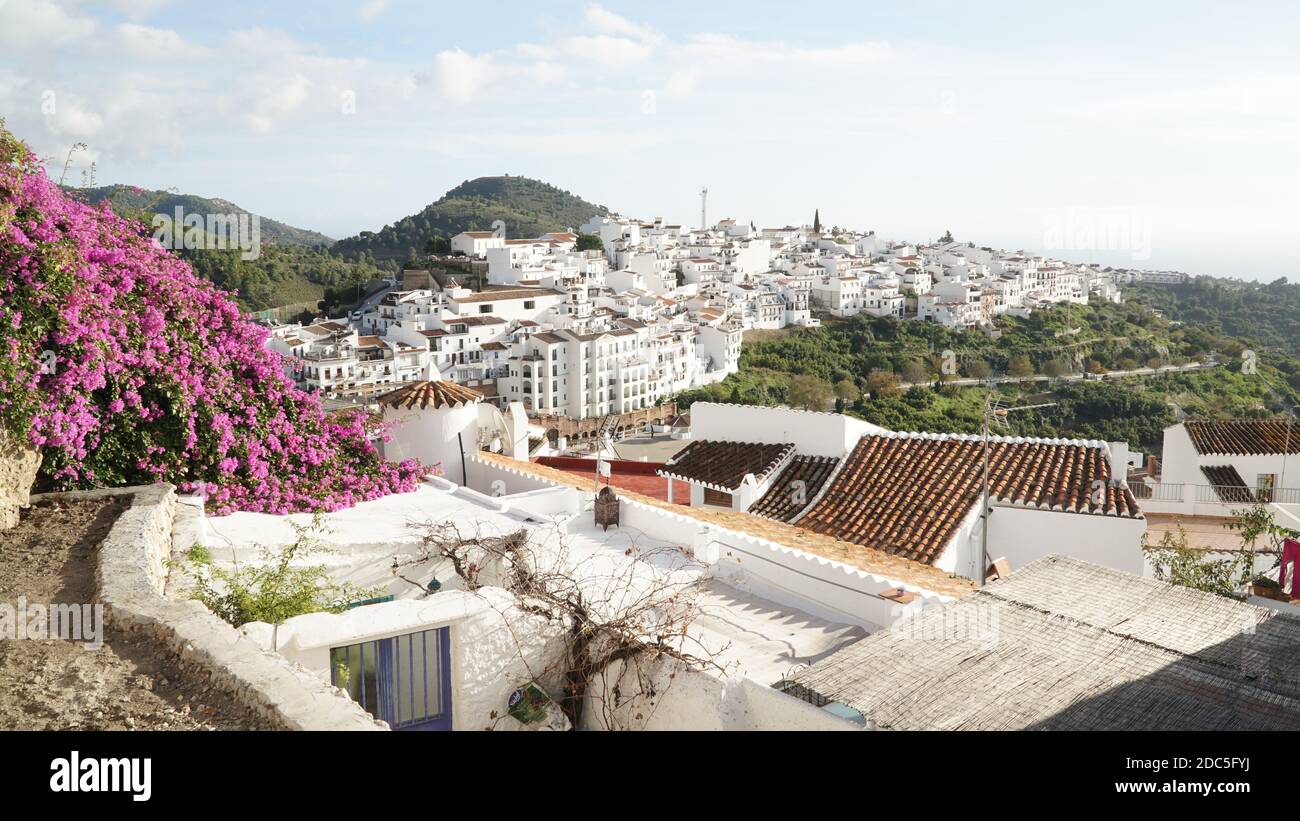 Nerja Dorfarchitektur mit weiß bemalten Häusern in Andalusien, Spanien. Stockfoto